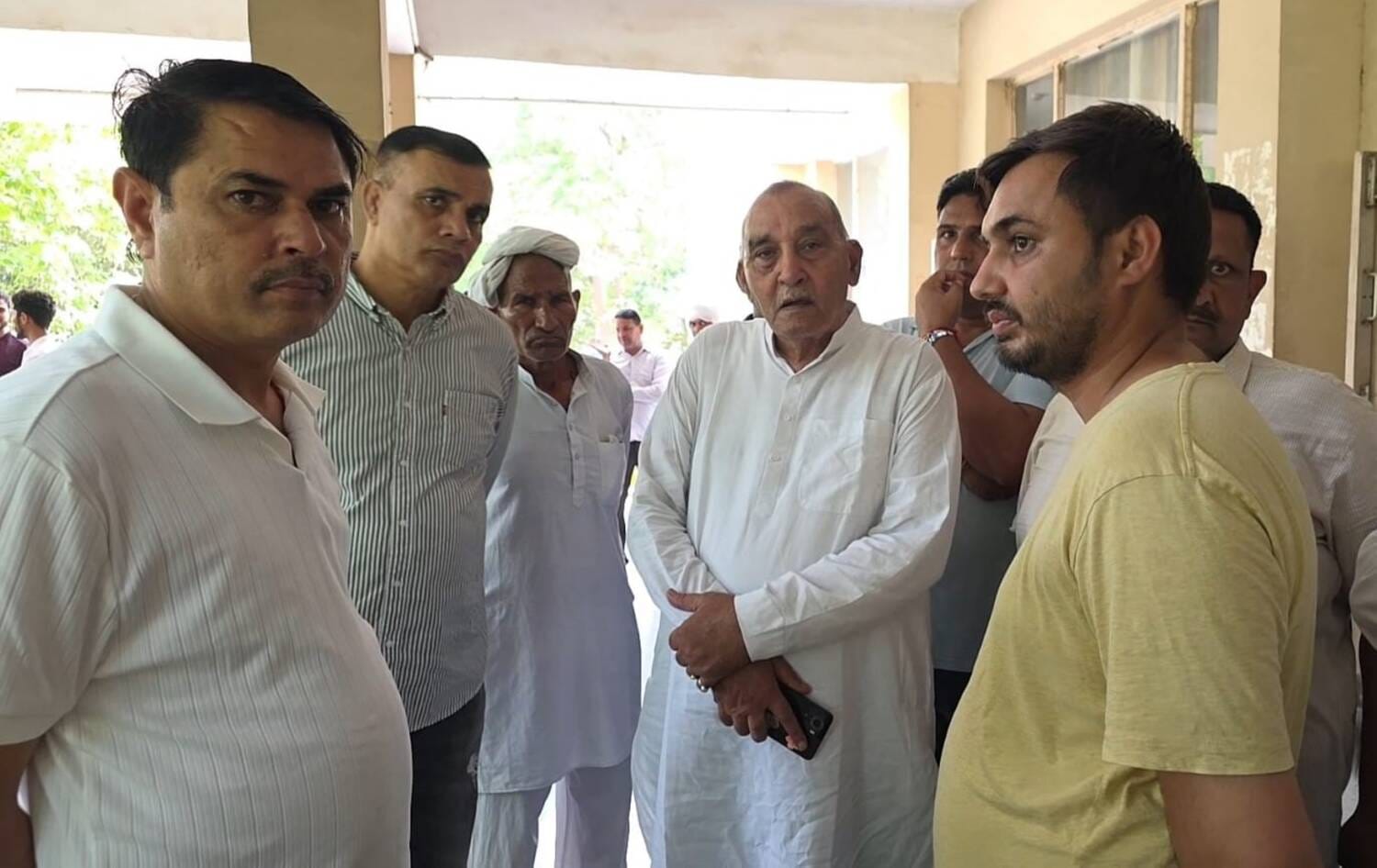 फोटो - नागरिक अस्पताल में करंट से दो युवकों की मौत के मामले में पहुंचे कांग्रेस विधायक इंदुराज 