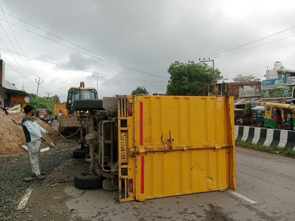 Parcel vehicle overturns on a pile of sand and gravel