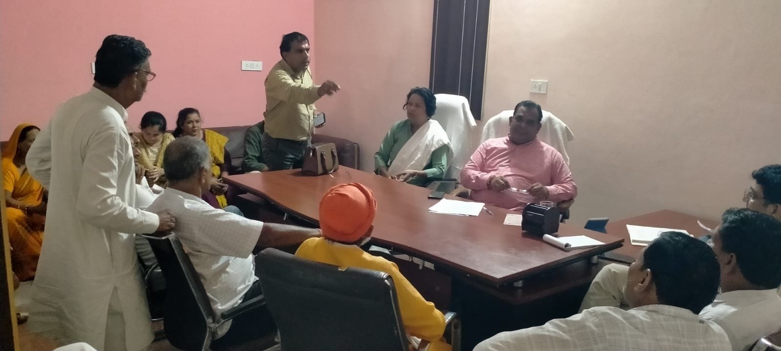 फोटो संख्या:66- नगर पालिका कार्यालय में नगर पालिका हाउस की बैठक में अपनी बात  रखते पार्षद --संव