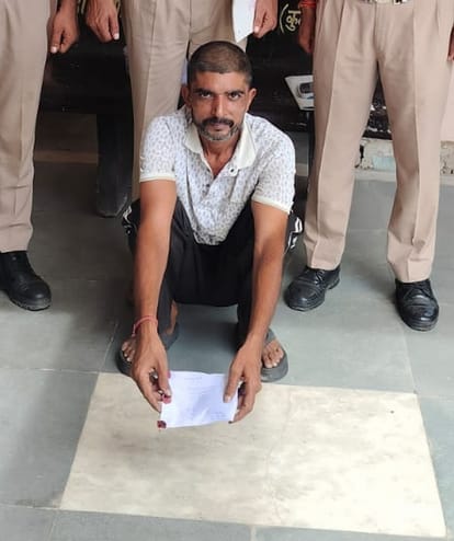 फोटो संख्या:67- नशीले पदार्थ के साथ आरोपी पुलिस की गिरफ्त में--स्रोत- पुलिस