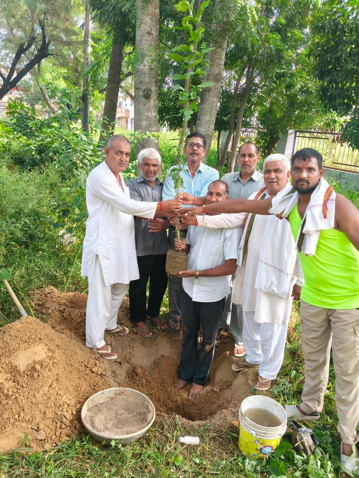 फोटो संख्या:69- बाबा ब्रह्मचारी आश्रम पार्क बलाचया में पौधरोपण  करते बाबा ब्रह्मचारी आश्रम सेवा