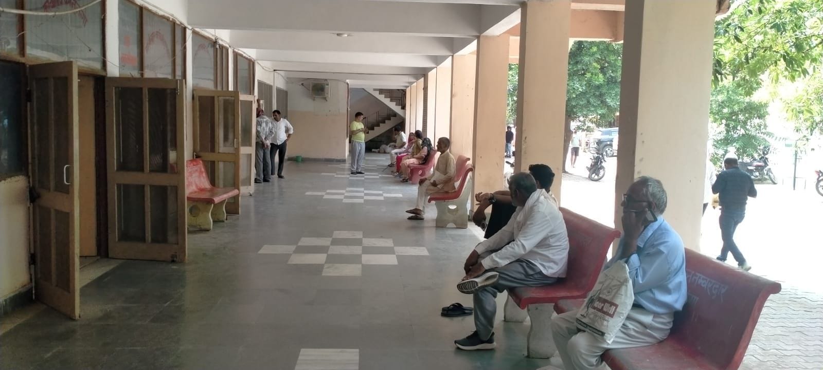 फोटो संख्या:76- तहसील कार्यालय में बैठे आमजन--संवाद
