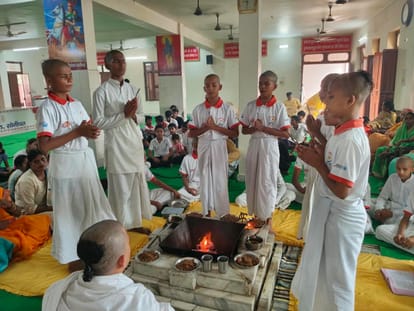 फोटो : सोनीपत के आर्य समाज सेक्टर-15 में संचालित आर्योदय गुरुकुल में कार्यक्रम के दौरान उपस्थि