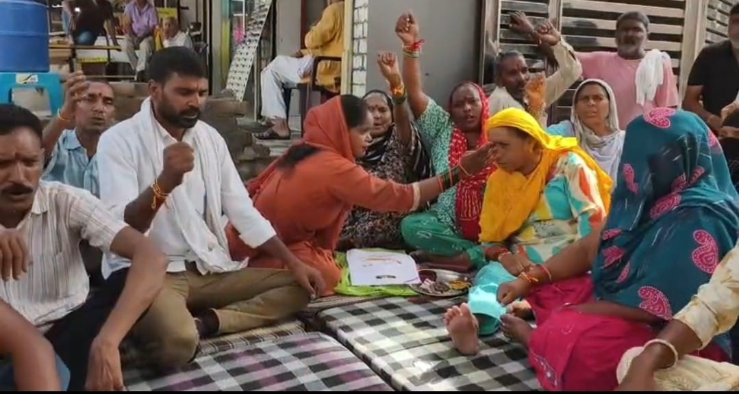 Sanitation workers' strike continues amidst a pile of 950 tonnes of garbage.
