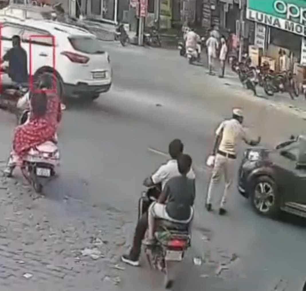 फतेहाबाद के बीघड़ चौक पर गाड़ी को रोकते हुए होमगार्ड जवान स्त्रोत सोशल मीडिया