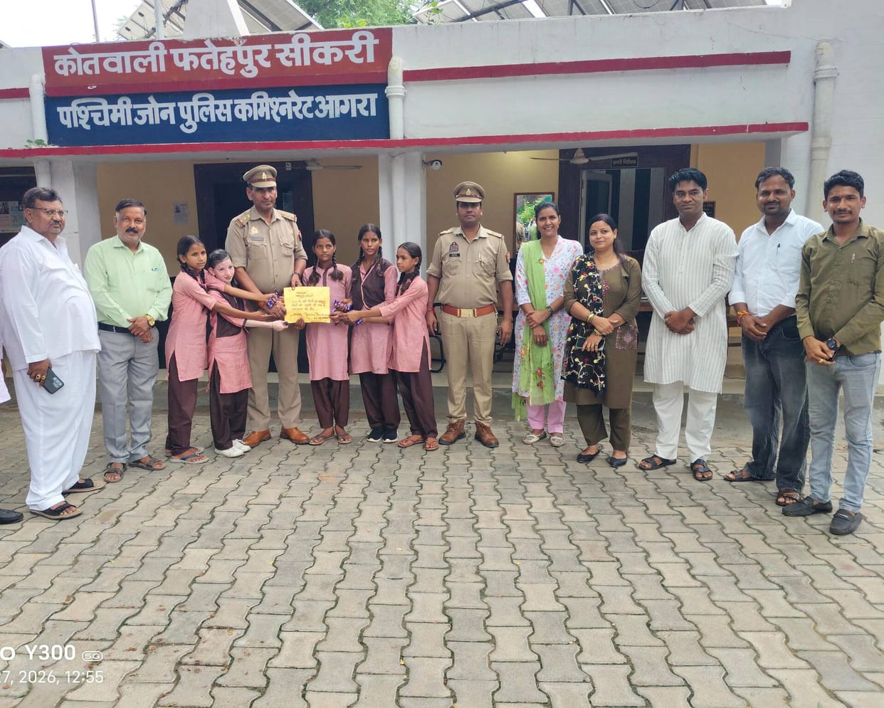 Female students tied rakhis on the wrists of police personnel and male students.