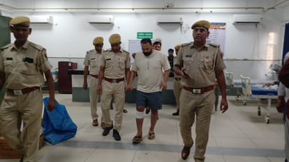 आरोपी को ले जाती पुलिस
