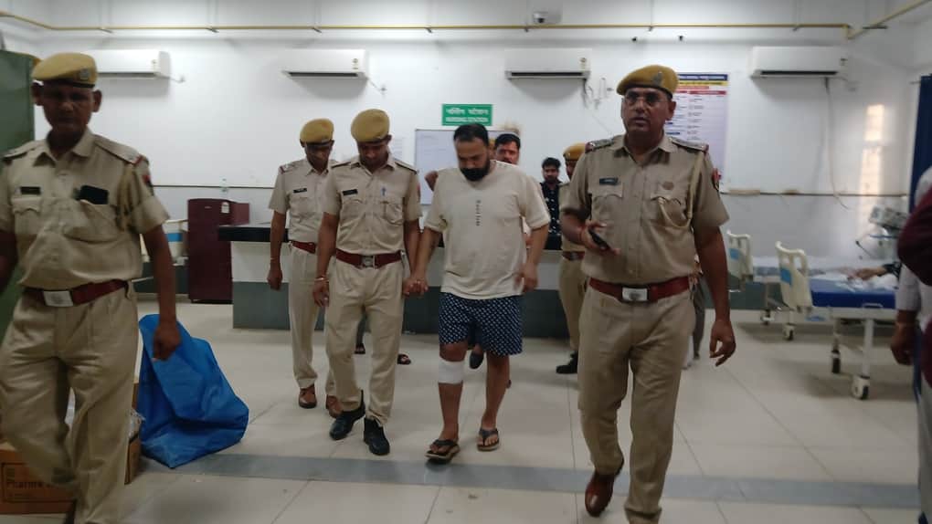 आरोपी को ले जाती पुलिस