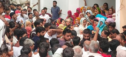 गांव बनतीखेड़ा में अंकित बालियान की हत्या को लेकर लगी लोगों की भीड़। संवाद