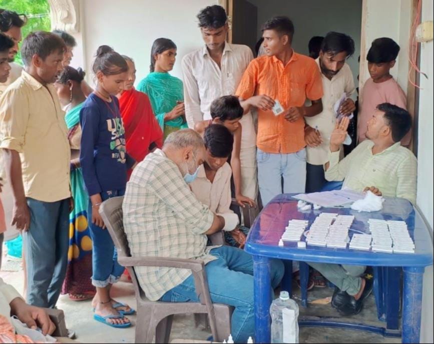गांव में जांच करता स्वास्थ्यकर्मी। - संवाद