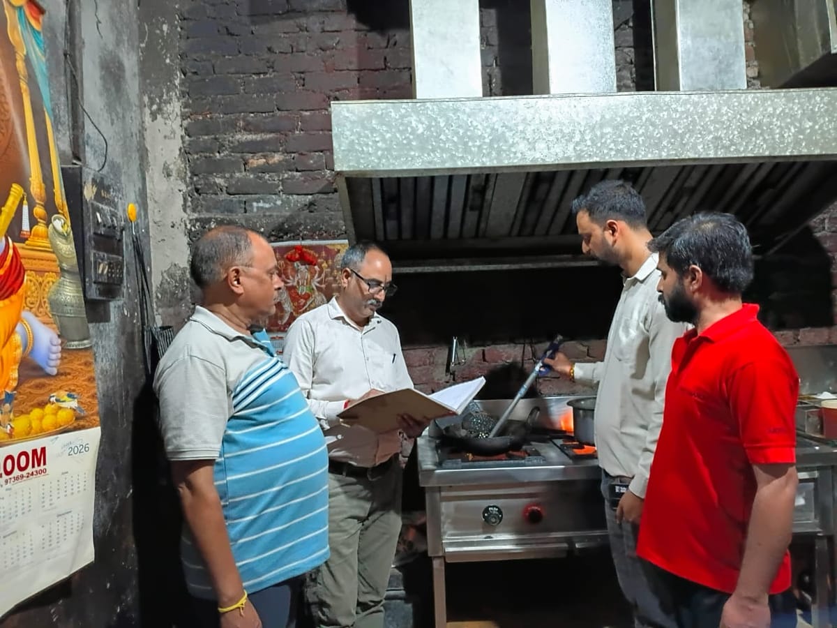 Bilaspur News: खाद्य पदार्थों की गुणवत्ता परखी, दुकानदारों को दी हिदायत