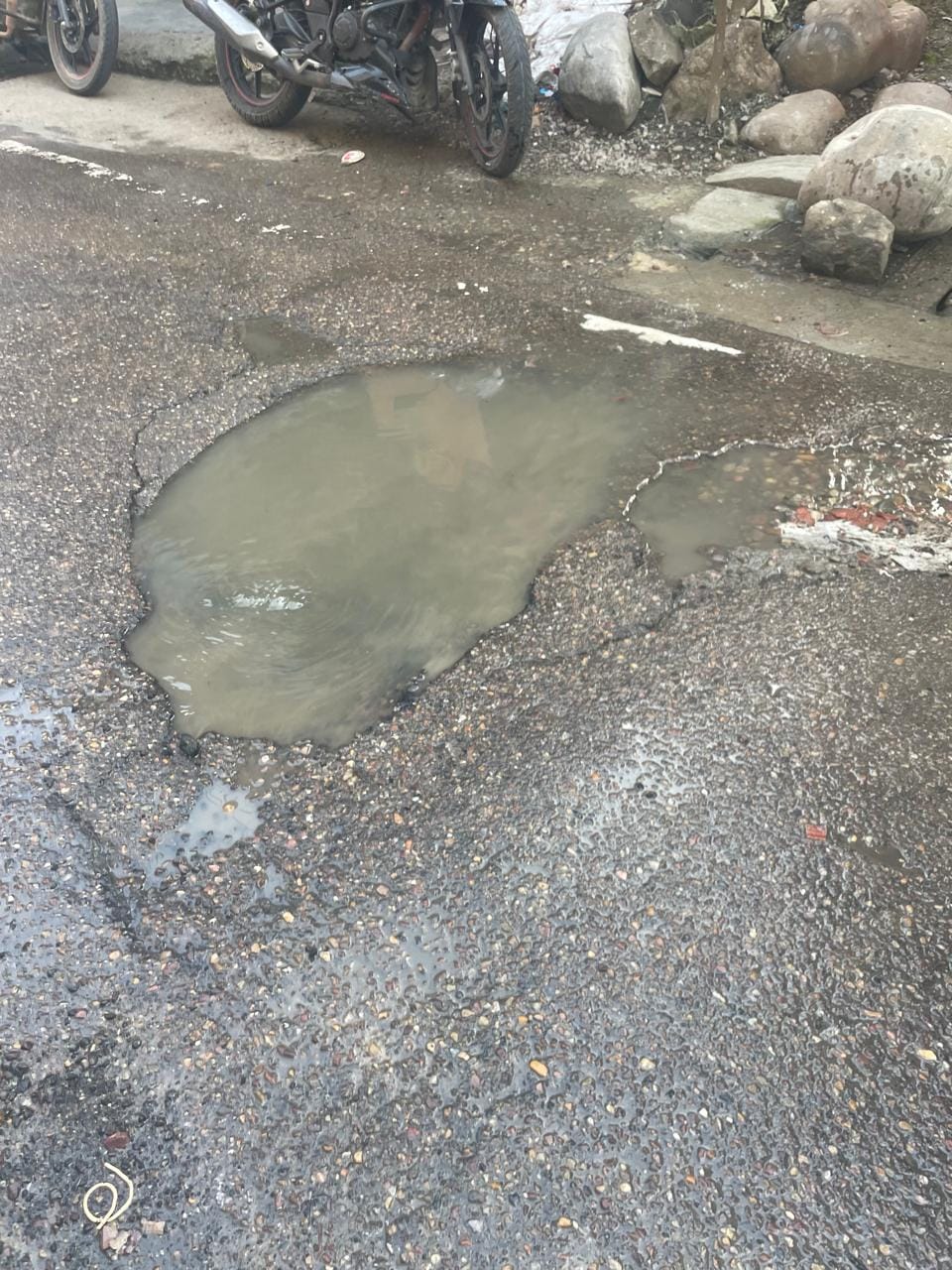 Sewerage chamber overflows; dirty water accumulates on the road.