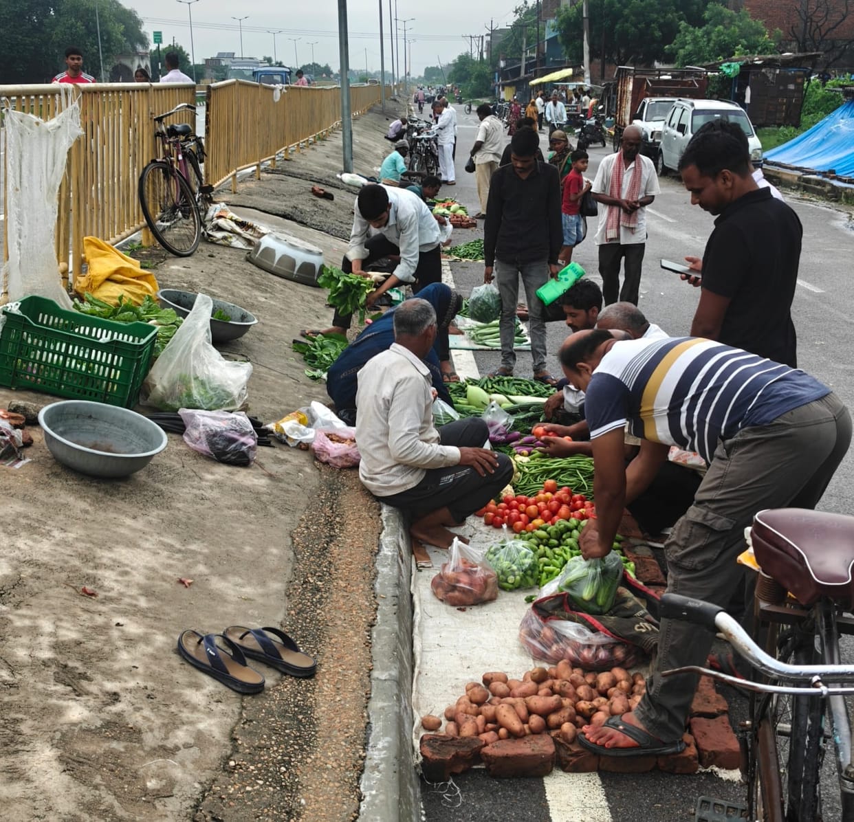 Market on the service lane; a 10-minute journey takes 26 minutes.