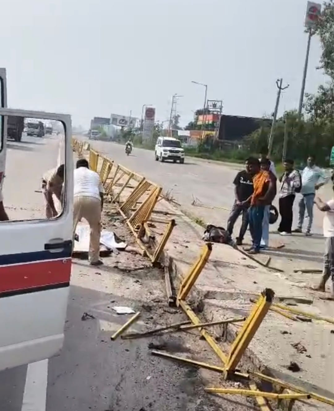 हादसे के बाद टूटी ग्रिल। संवाद