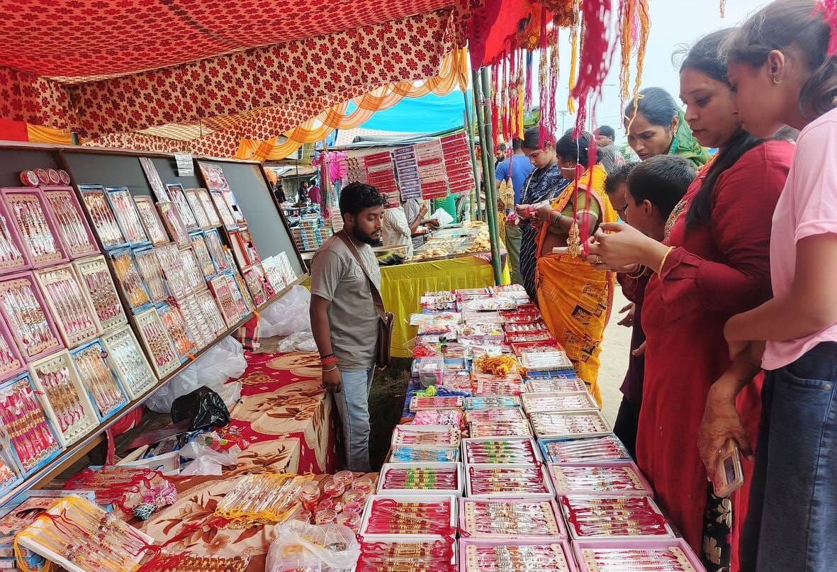 इन्हौना बाजार में राखी खरीदते लोग। -संवाद