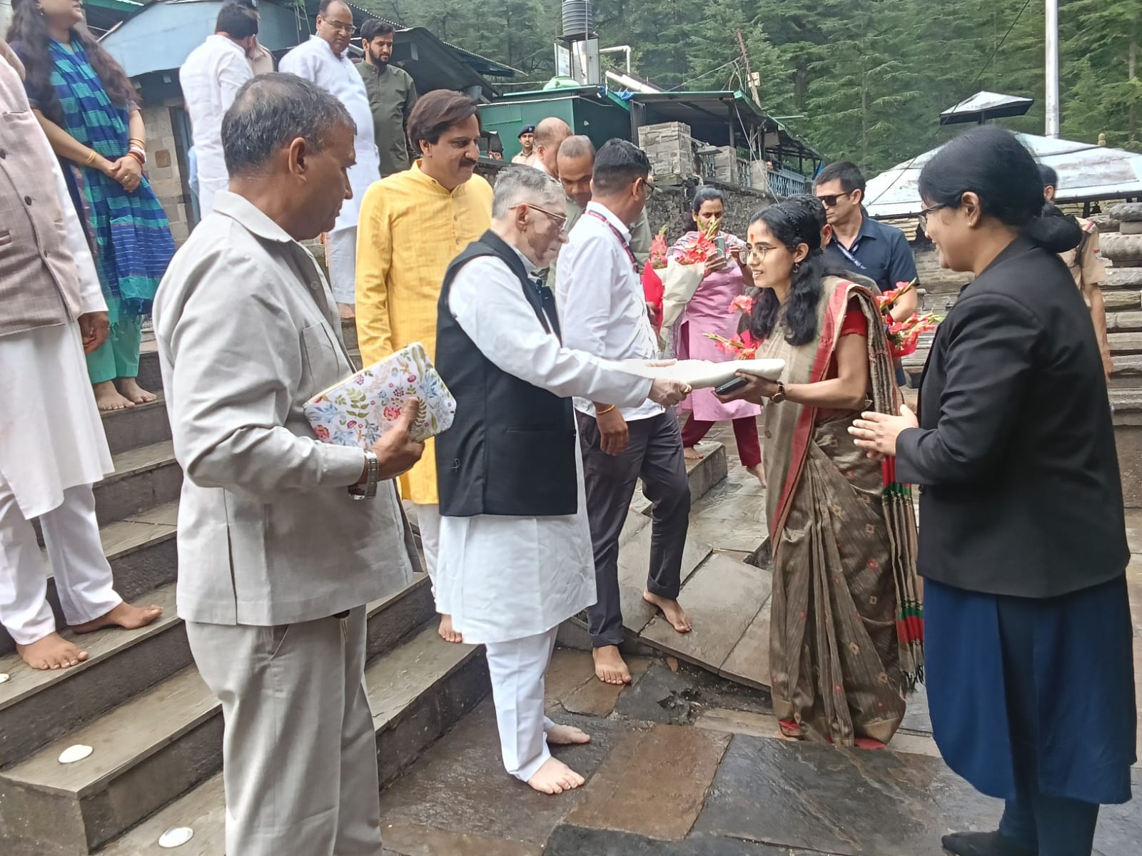 जागेश्वर धाम में पूजा- अर्चना करते झारखंड के राज्यपाल संतोष कुमार गंगवार। संवाद