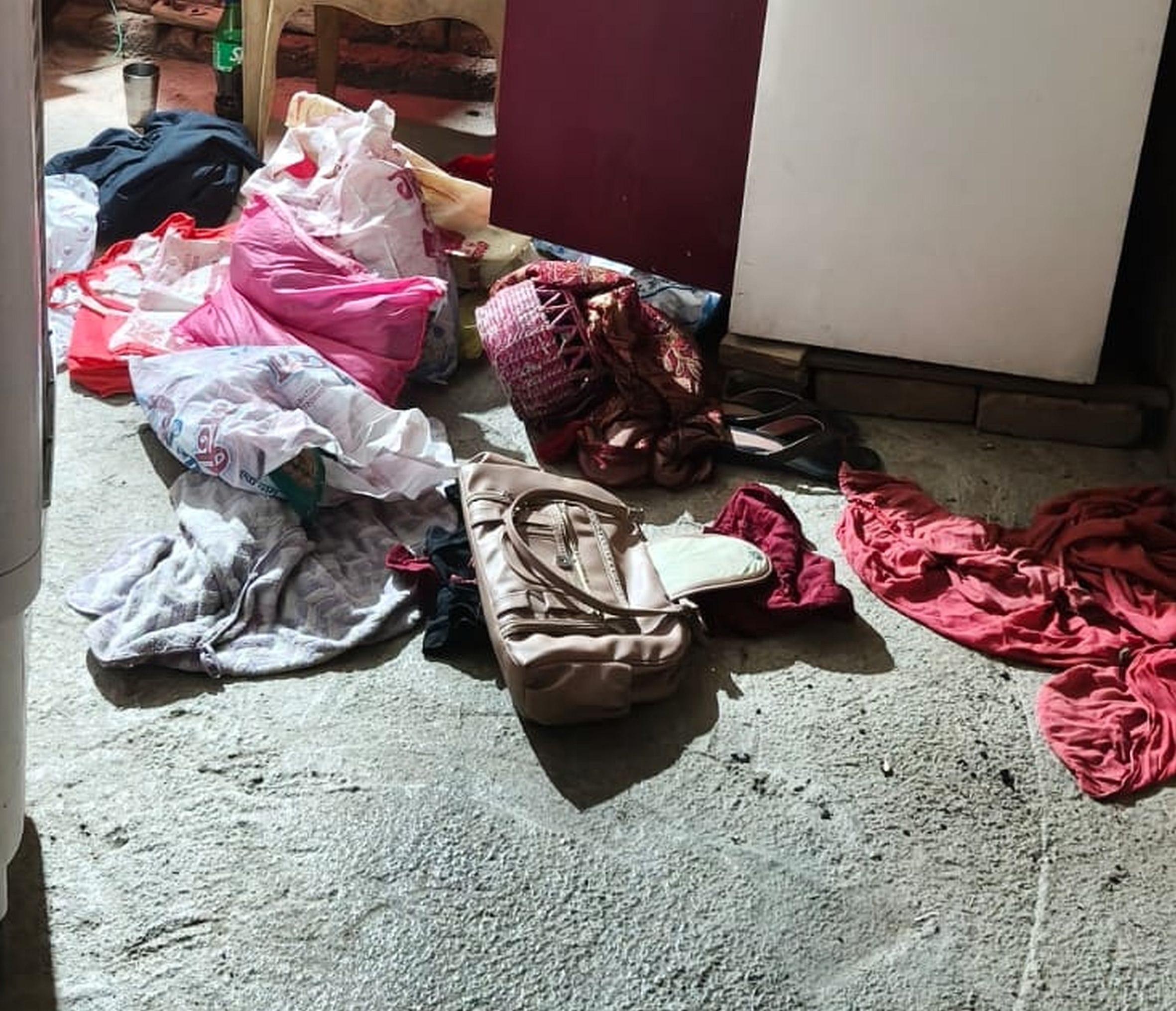 जगदीशपुर स्थित मंगौली गांव में चोरी के बाद बिखरा पड़ा सामान। स्रोत: ग्रामीण