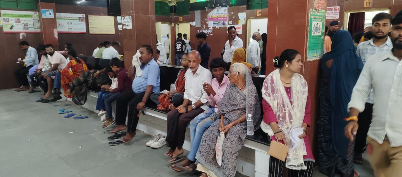 जिला अस्पताल की ओपीडी में डॉक्टर को दिखाने के लिए अपनी बारी का इंतजार करते मरीज। संवाद
