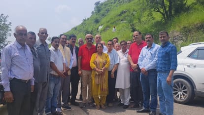 जिला कांग्रेस कमेटी बिलासपुर की द्वितीय मासिक बैठक में मौजूद नेता और अन्य। स्रोत: कांग्रेस