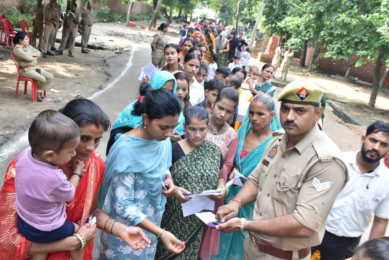 1,864 sisters tied Rakhis on their brothers' wrists at the district jail.