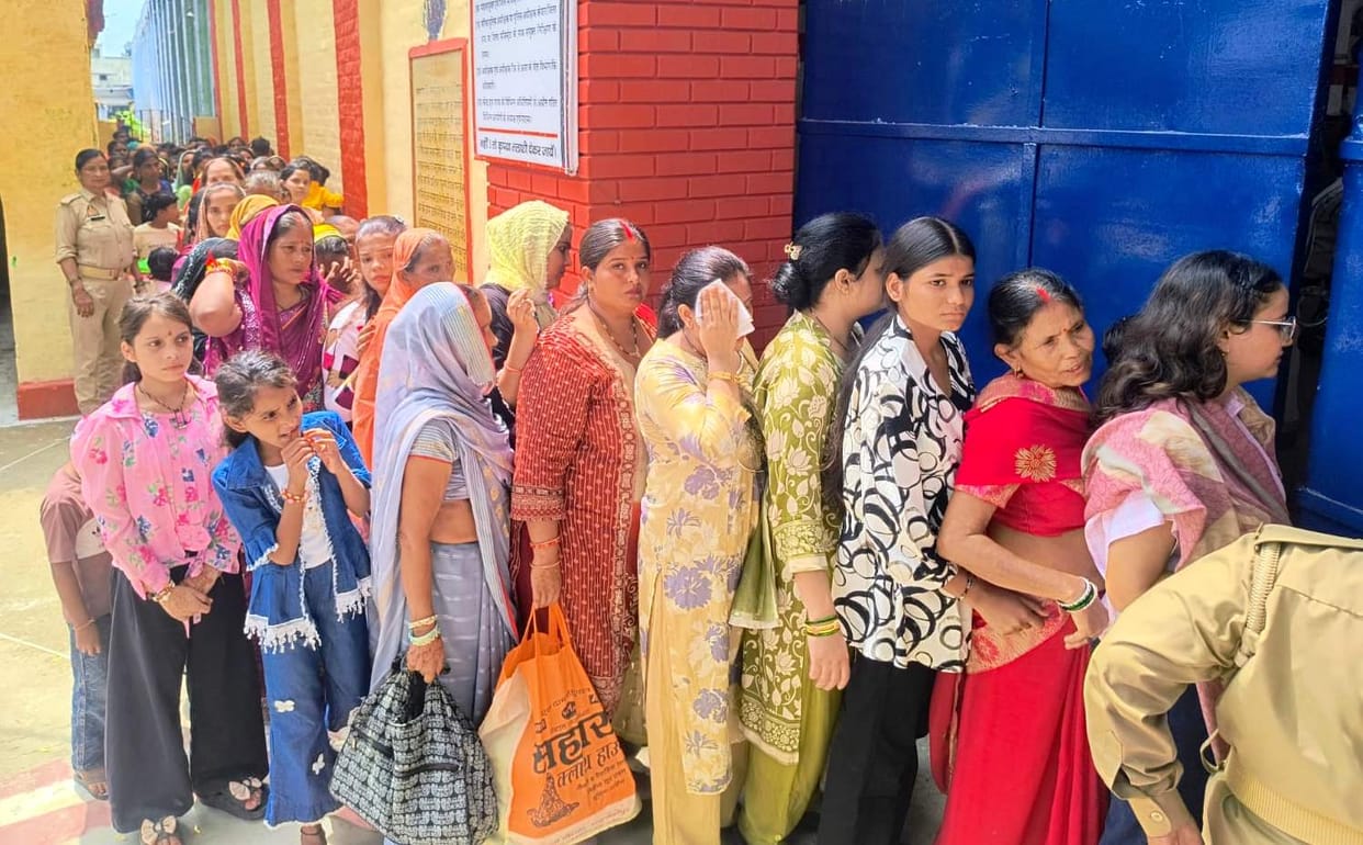 800 sisters tied rakhis on their brothers' wrists in jail.