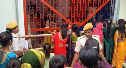 बहनों ने कैदियों की कलाई पर बांधी राखी