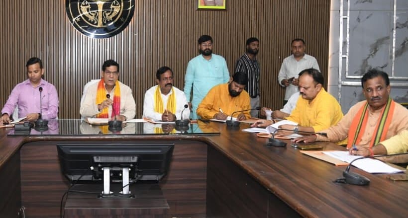 जिला मुख्यालय पर बैठक करते नगर विकास मंत्री ए.के. शर्मा। स्रोत संगठन