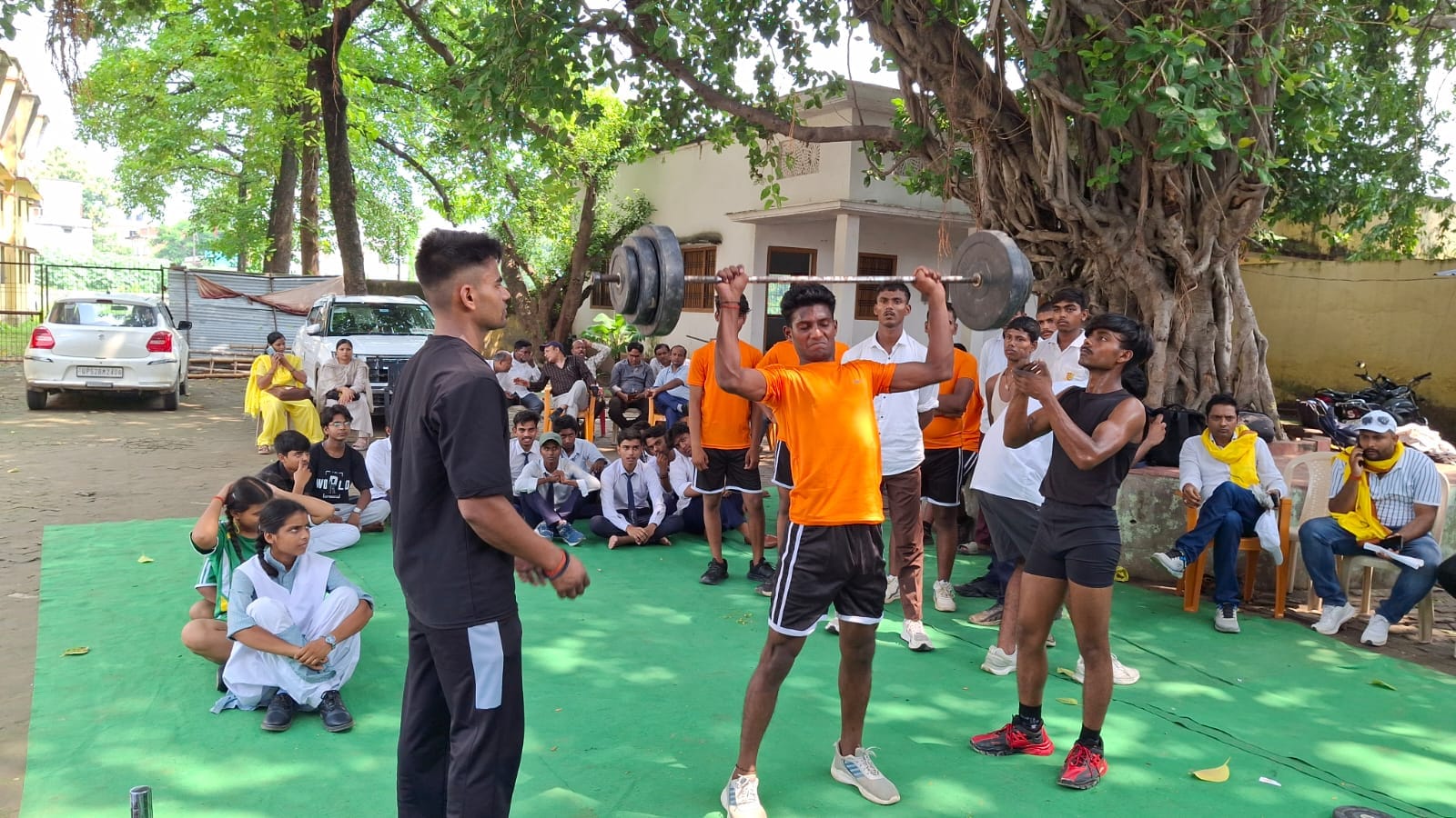 जनपदीय भारोत्तोलन प्रतियोगिता में दमखम दिखाते खिलाड़ी