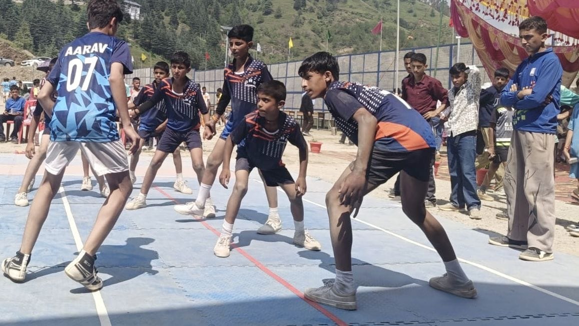 जैस में अंडर-14 खेलकूद प्रतियोगिता के कबड्डी मैच में दमखम दिखाते खिलाड़ी। संवाद