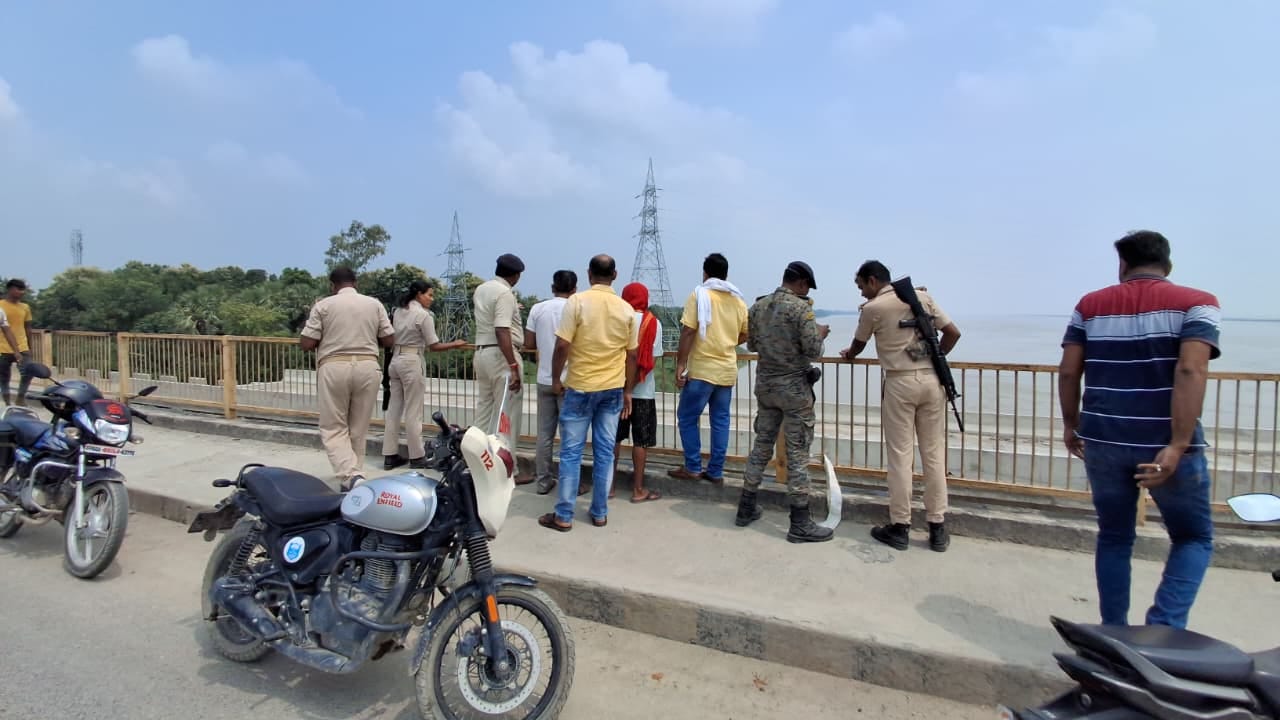 जयप्रभा सेतु से नदी में युवती के छलांग लगाने की सूचना पर उपस्थित लाेगों की भीड़। जागरुक पाठक