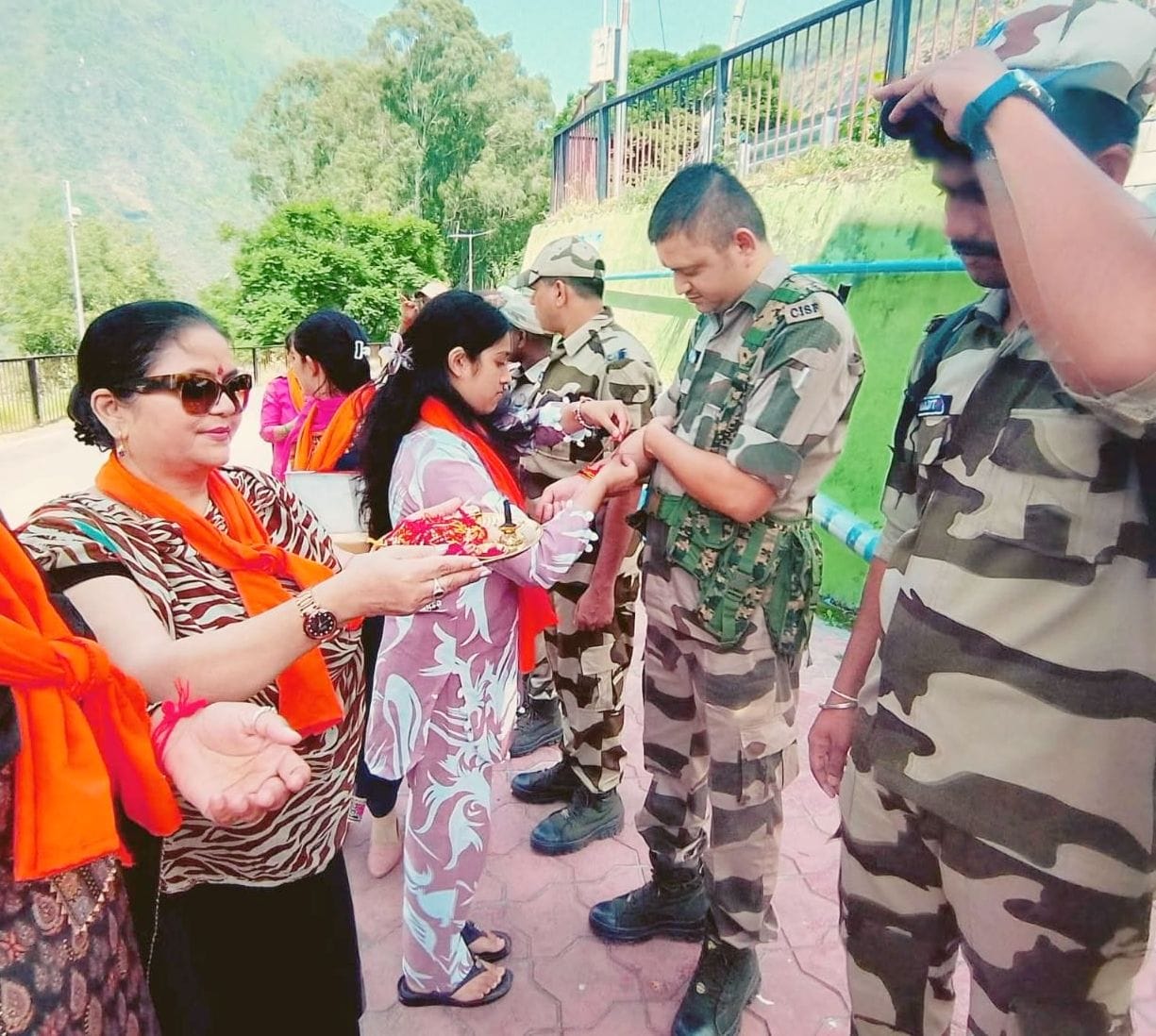 झाकड़ी में दुर्गावाहिनी की बहनों ने सीआईएसएफ के जवानों को बांधी राखी। संवाद