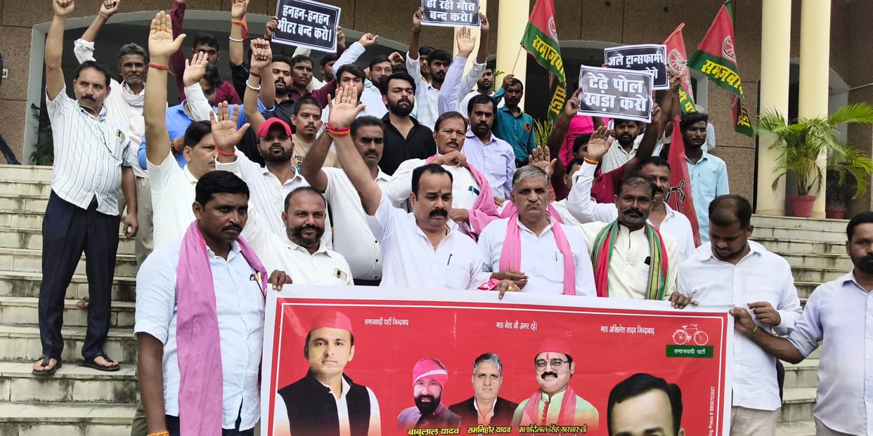 SP workers outraged over failure to replace burnt-out transformers on time; staged a protest at the Collectorate.