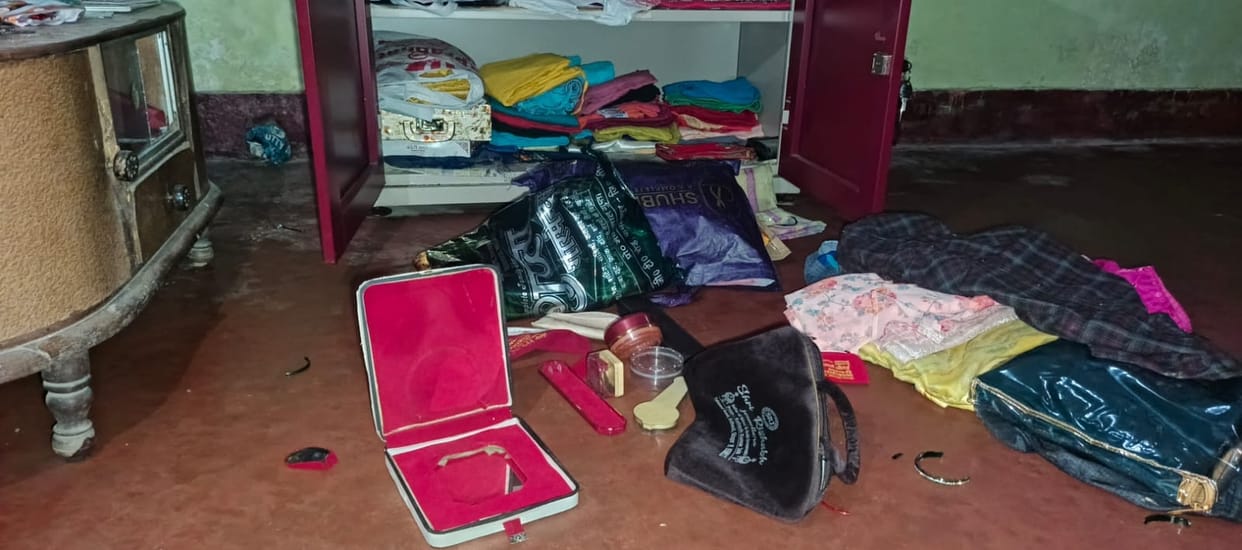 Jewelry worth 10 lakh stolen from home
