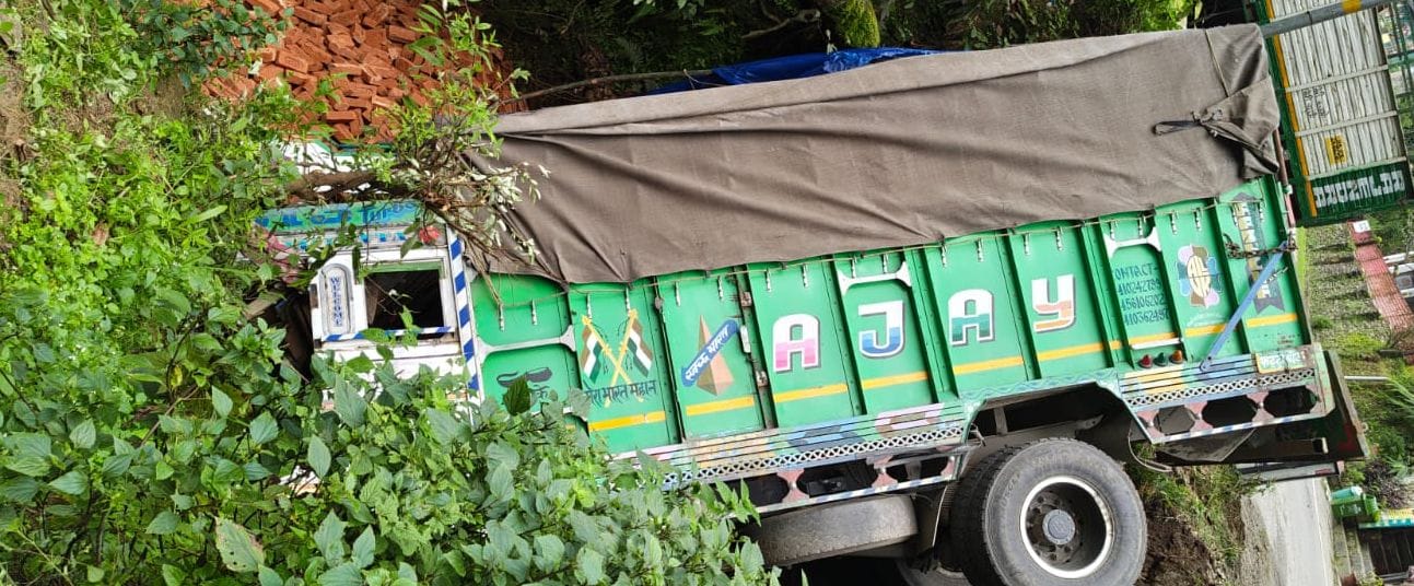 कौसानी गरुड़ मार्ग पर दुर्घटनाग्रस्त ट्रक। संवाद