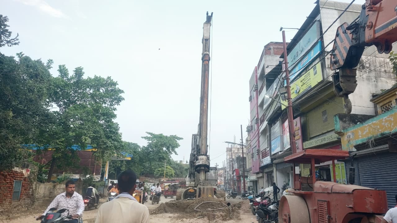 कसया ढाला पर निर्माणाधीन ओवरब्रिज बनाने के लिए स्टेशन रोड पर लगी मशीन