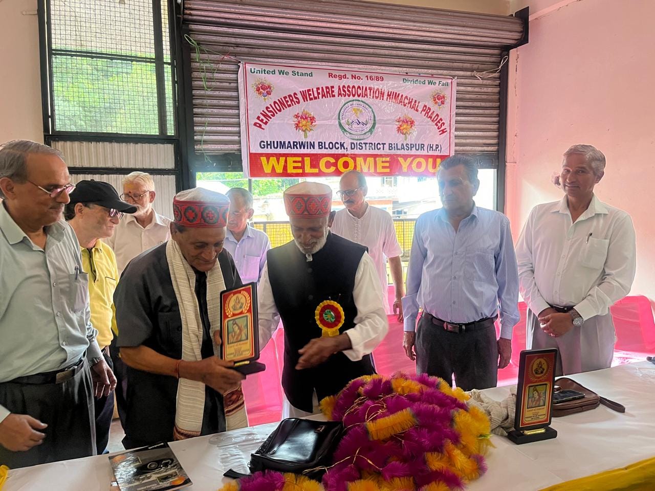 कुठेड़ा में आयोजित पेंशनर सम्मान समारोह में पेंशनरों को सम्मानित करते एसोसिएशन के पदाधिकारी। स्