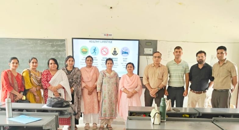 खंड स्तरीय विज्ञान सेमिनार के दौरान मौजूद अध्यापक। विज्ञप्ति