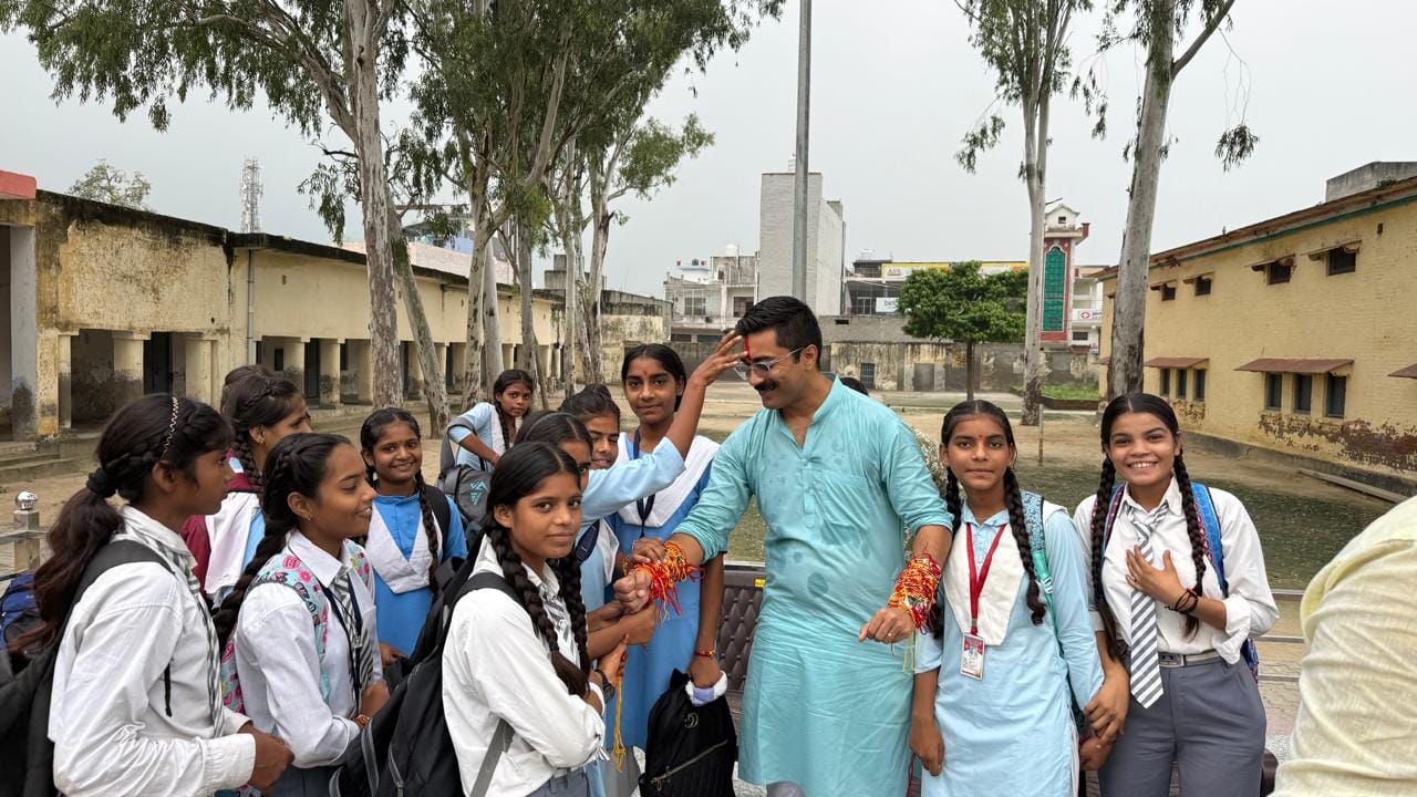 लक्ष्मी राज इंटर कॉलेज में चेयरमैन कुंवर अभिमन्युराज सिंह को राखी बांधतीं छात्राएं। स्रोत : स्व
