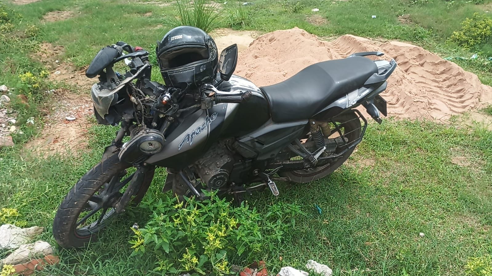 लालगंज क्षेत्र में हुए सड़क हादसे में क्षतिग्रस्त बाइक। लालगंज क्षेत्र में हुए सड़क हादसे में क