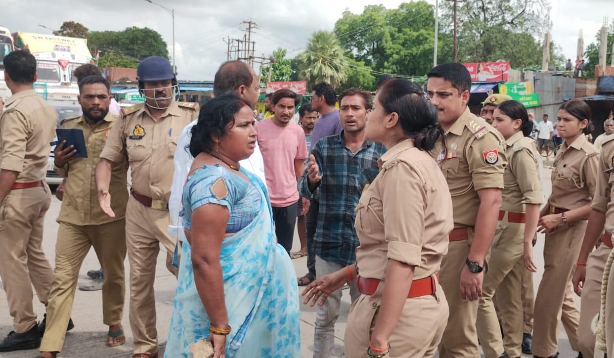 Revenue Department team pelted with stones and road blocked while attempting to remove encroachment
