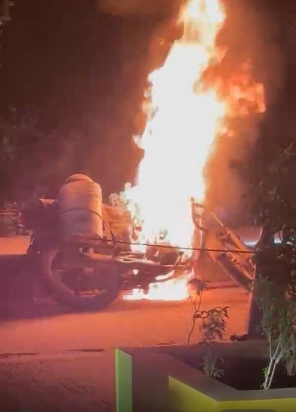 लालानगर टोल प्लाजा के पास जल रही बाइक। संवाद