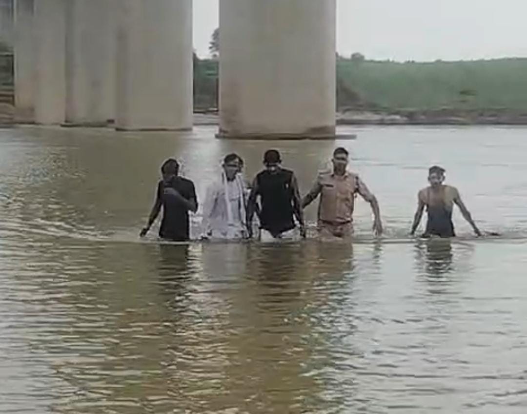 Congress leader jumped into Chambal river due to non-operation of motorboat