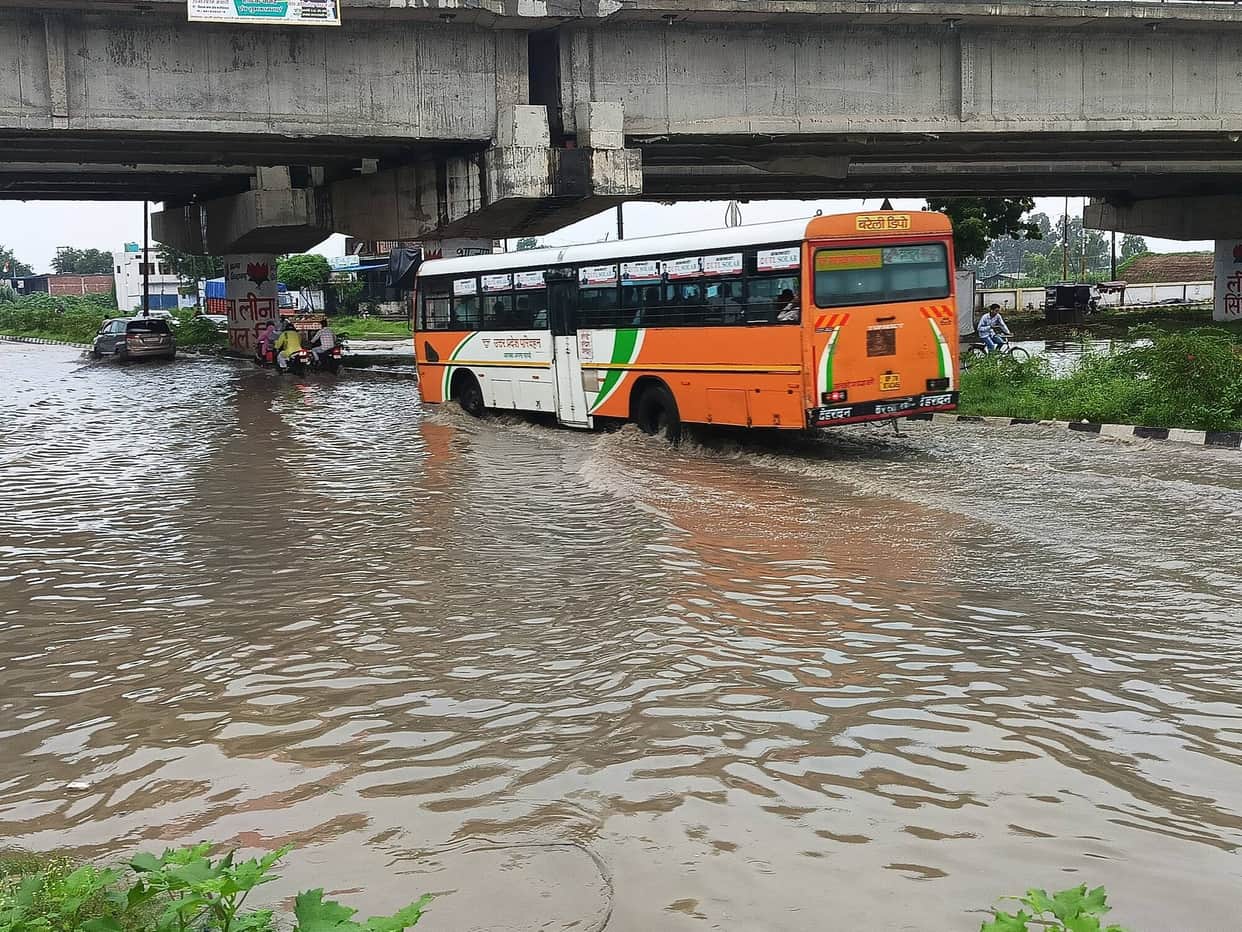 Heavy waterlogging on Meerut-Pauri road in Jalalabad