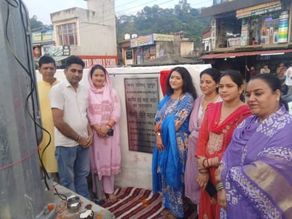 नूरपुर के चौगान बस स्टैंड पर स्थापित हाईमास्ट लाइट का विधिवत उद्घाटन करते हुए नप अध्यक्ष नीति म