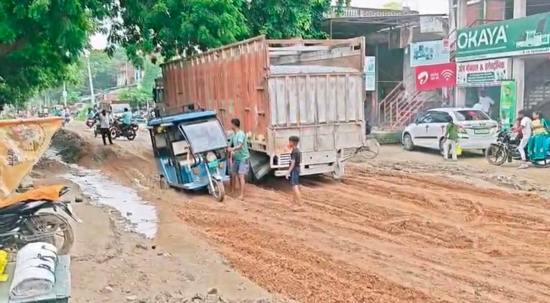 Truck stuck after road caved in; traffic jam lasted an hour.