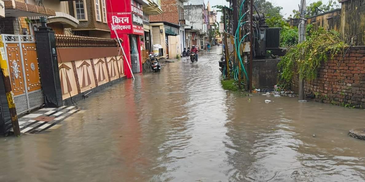 Chandauli News: सड़कों, गलियों में भरा पानी, 10 हजार की आबादी घरों में कैद