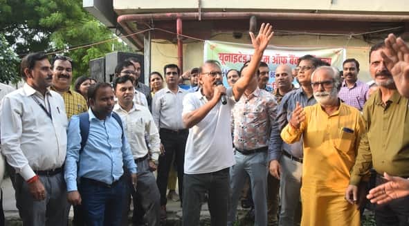 पंजाब नेशनल बैंक परिसर में यूनाईटेड फोरम ऑफ बैंक युनियंस की लखनऊ इकाई की ओर से पांच दिवसीय बैकि