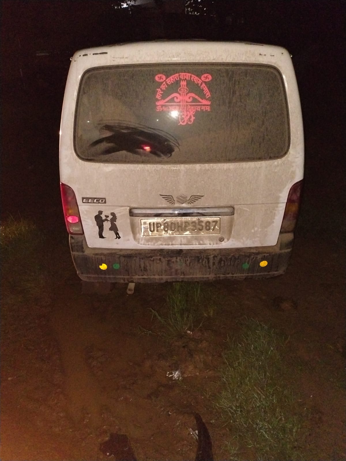 पकड़े गए वाहन और जांच करती पुलिस। 
