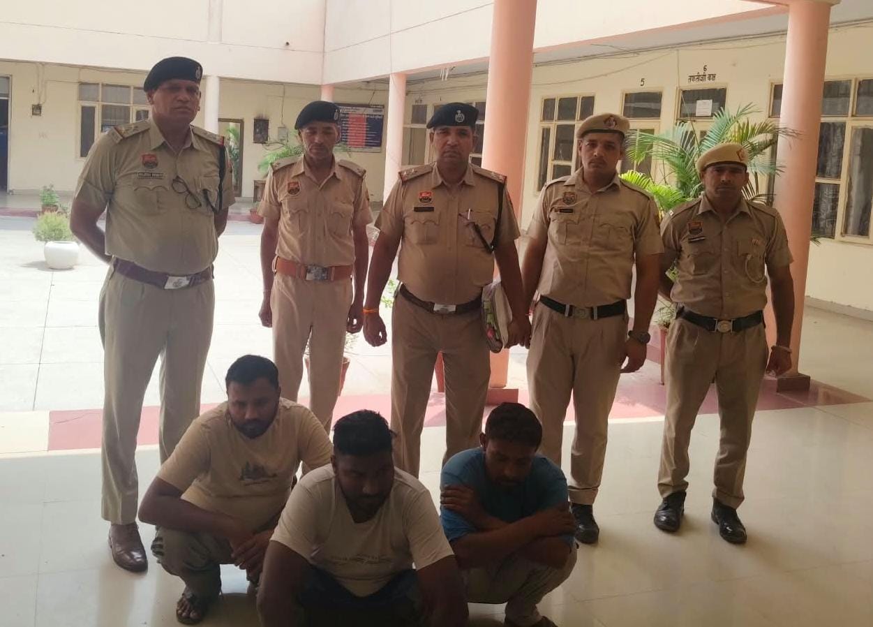 पुलिस गिरफ्त में हत्यारोपी। पुलिस