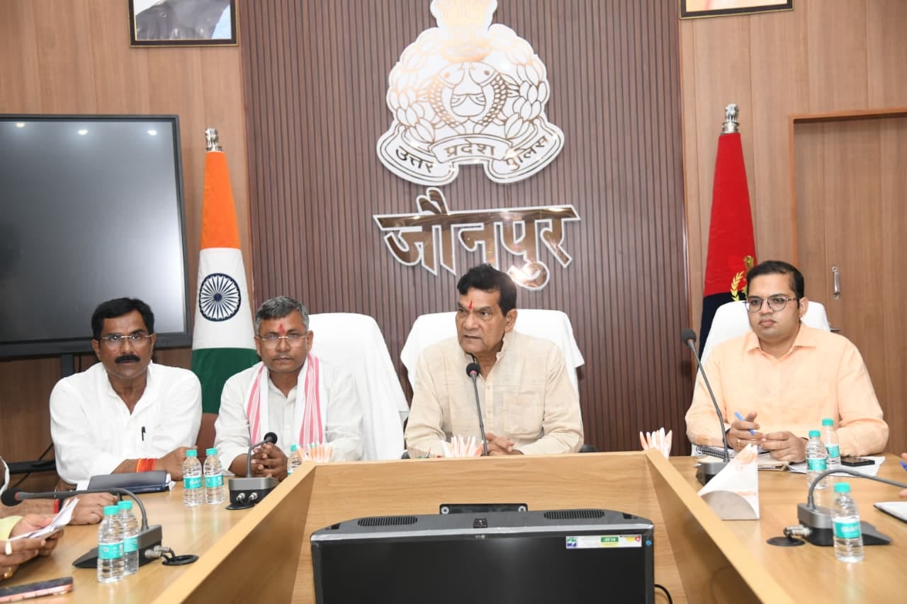 पुलिस लाइन सभागार में समीक्षा करते जिले के प्रभारी मंत्री एके शर्मा। सूचना विभाग